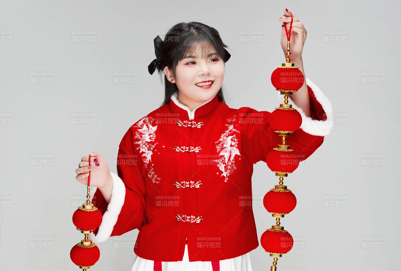 手提红灯笼身穿喜庆汉服的可爱少女图片