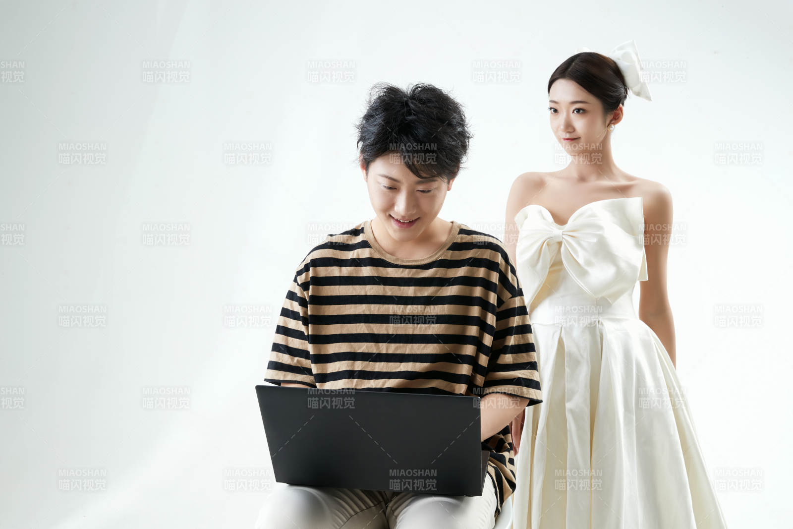 沉浸在网络恋爱世界的青年男女图片