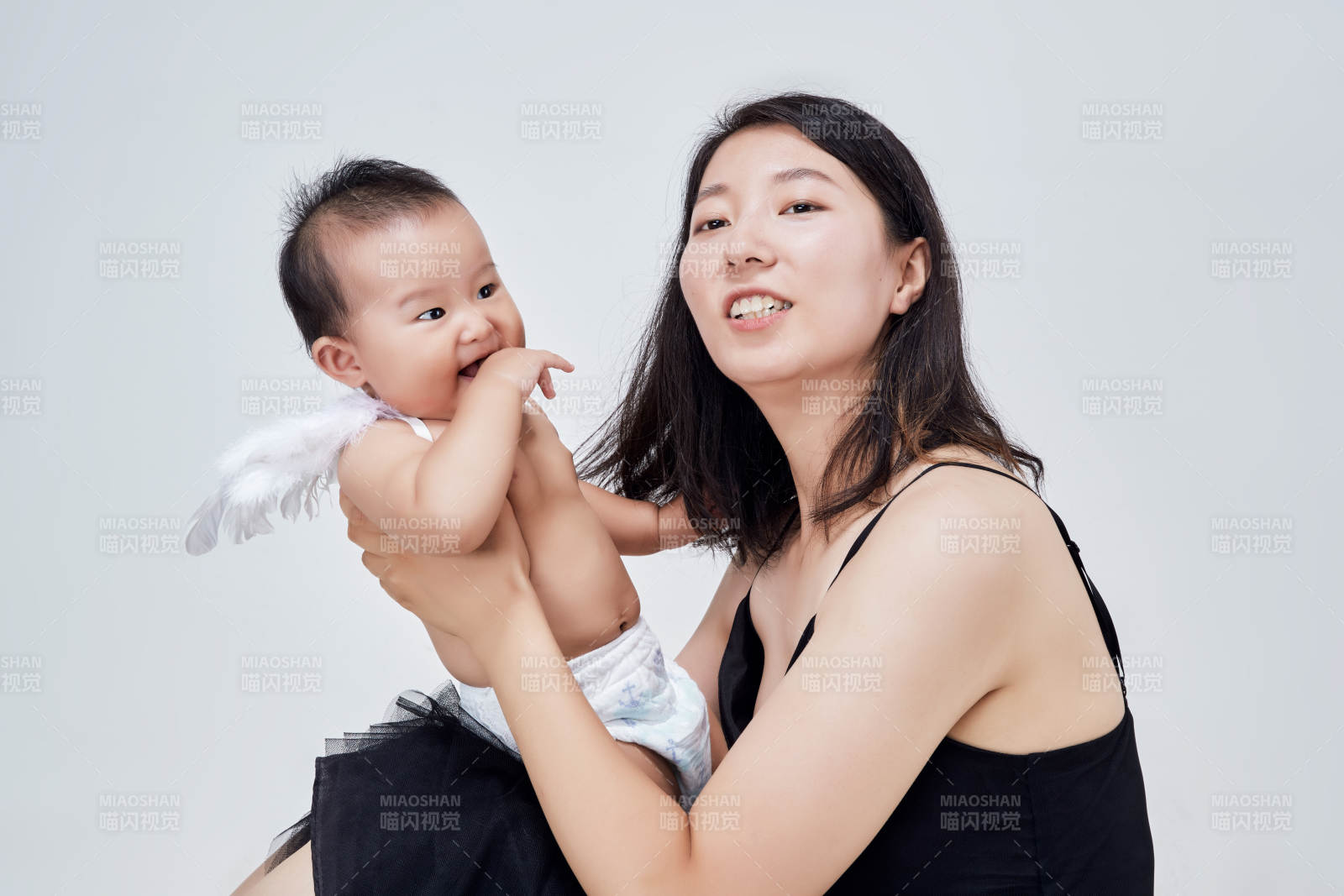 妈妈陪伴宝宝快乐的玩耍图片