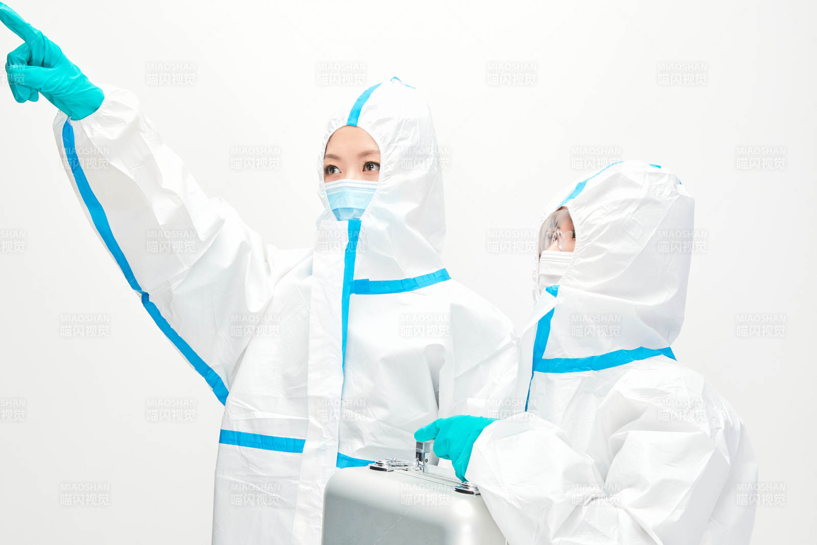 穿白色防护服佩戴护目镜口罩的防疫人员图片