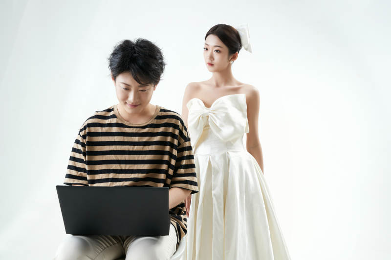 沉浸在网络恋爱世界的青年男女图片