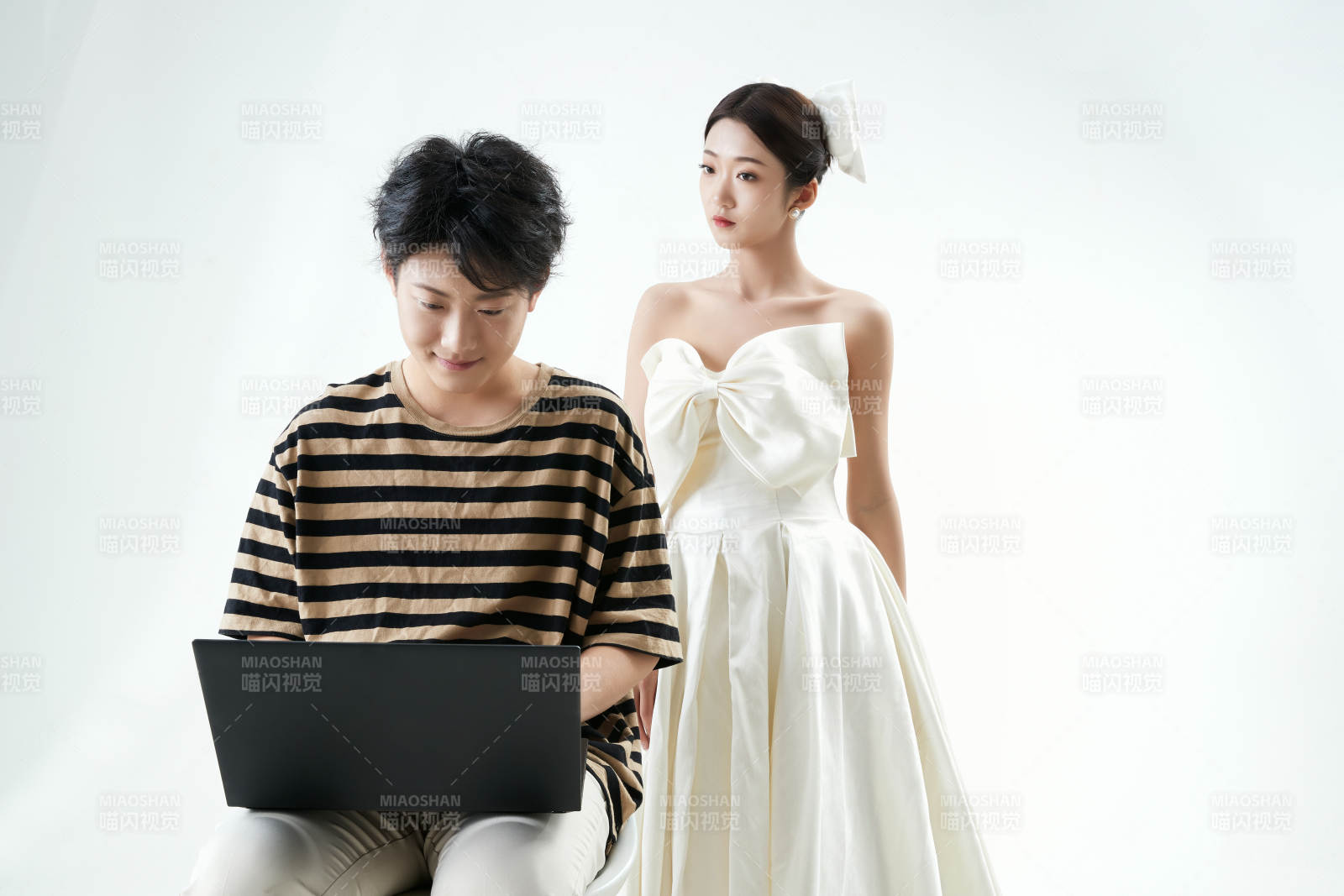 沉浸在网络恋爱世界的青年男女图片