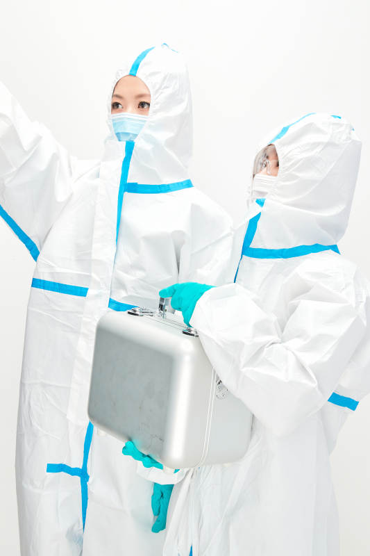 穿白色防护服佩戴护目镜口罩的防疫人员图片