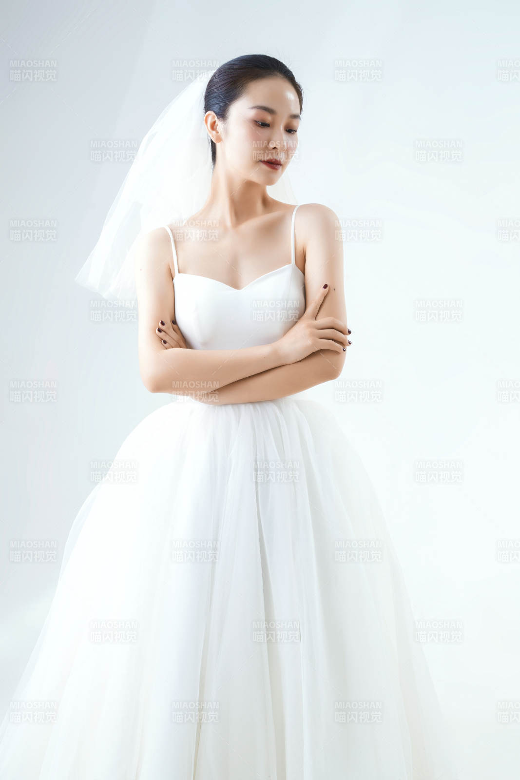 棚拍白色背景下的洁白婚纱新娘美妆图片