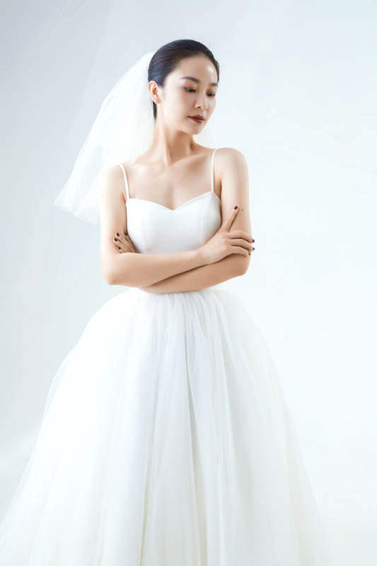 棚拍白色背景下的洁白婚纱新娘美妆图片