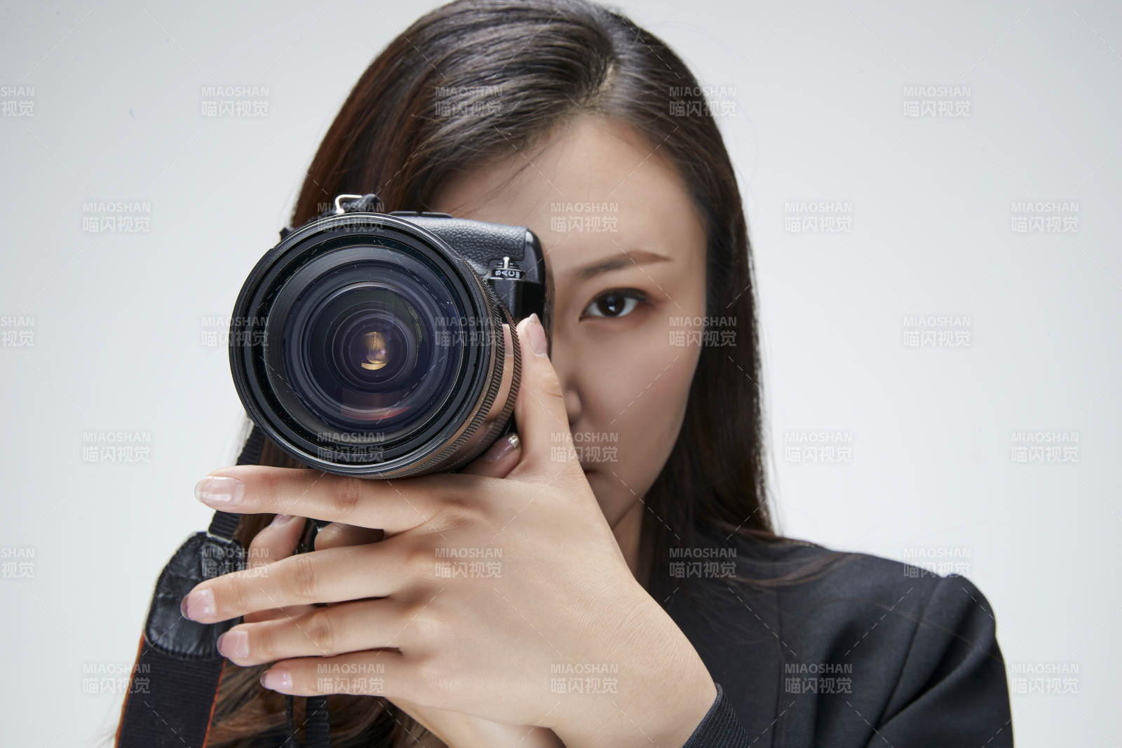 棚拍白色背景亚洲青年女性摄影师图片