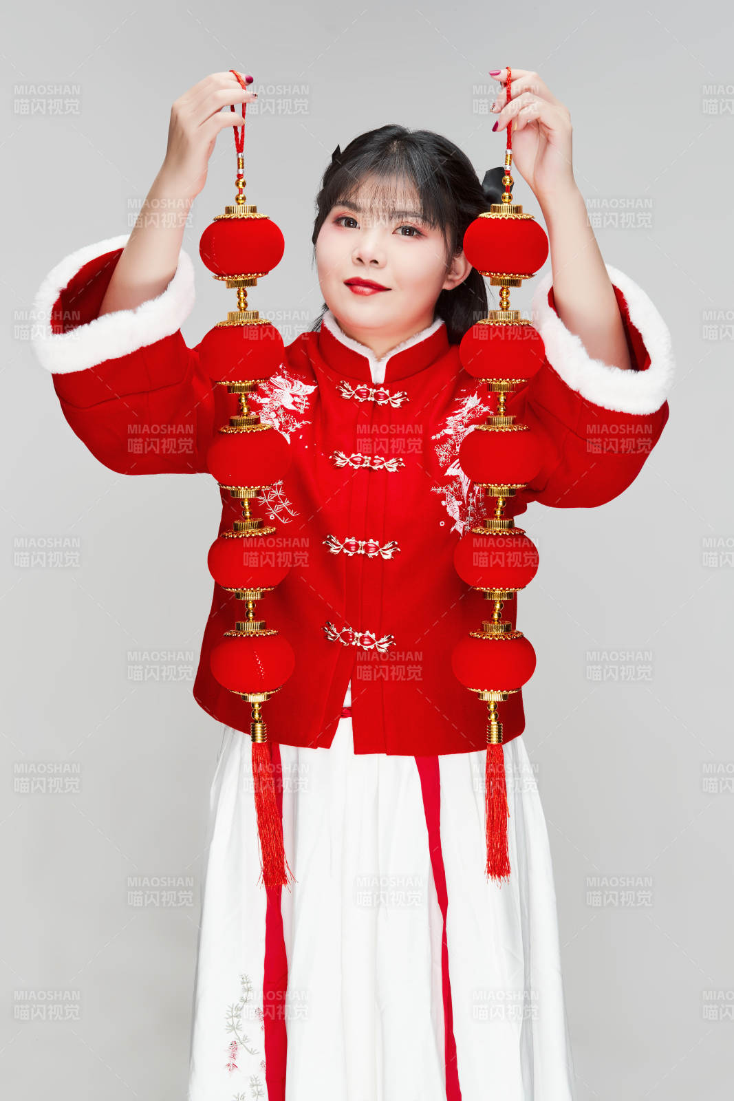 手提红灯笼身穿喜庆汉服的可爱少女图片