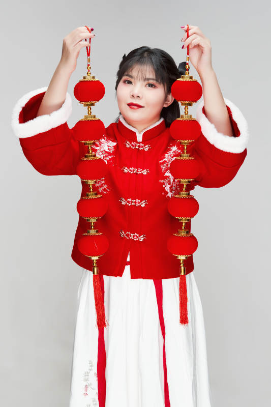手提红灯笼身穿喜庆汉服的可爱少女图片