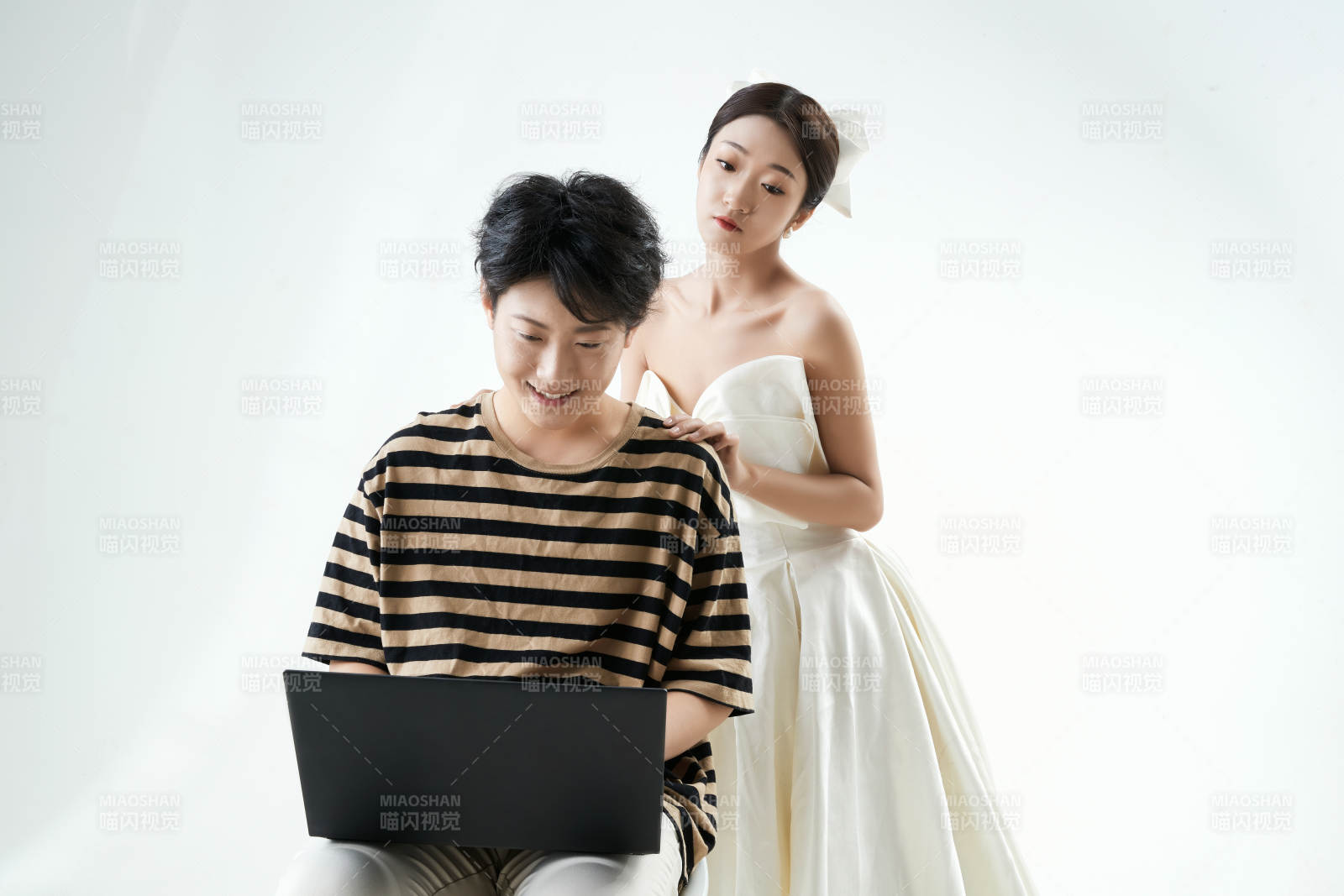 沉浸在网络恋爱世界的青年男女图片