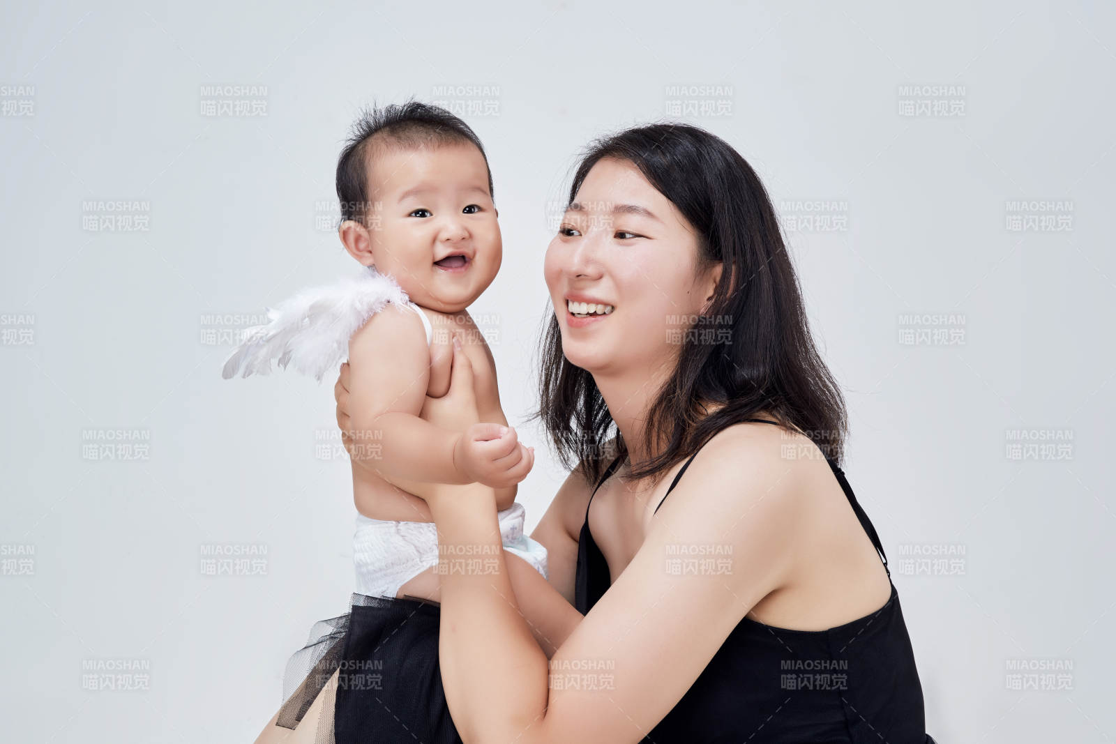 妈妈陪伴宝宝快乐的玩耍图片