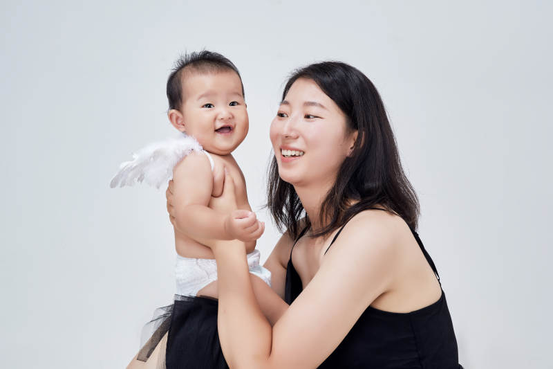 妈妈陪伴宝宝快乐的玩耍图片