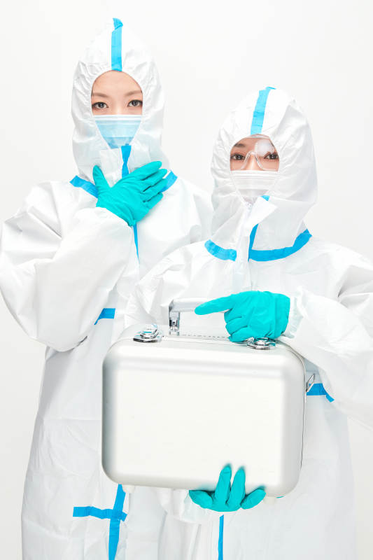 穿白色防护服佩戴护目镜口罩的防疫人员图片