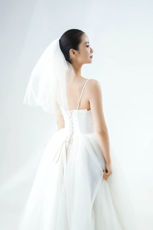 棚拍白色背景下的洁白婚纱新娘美妆图片