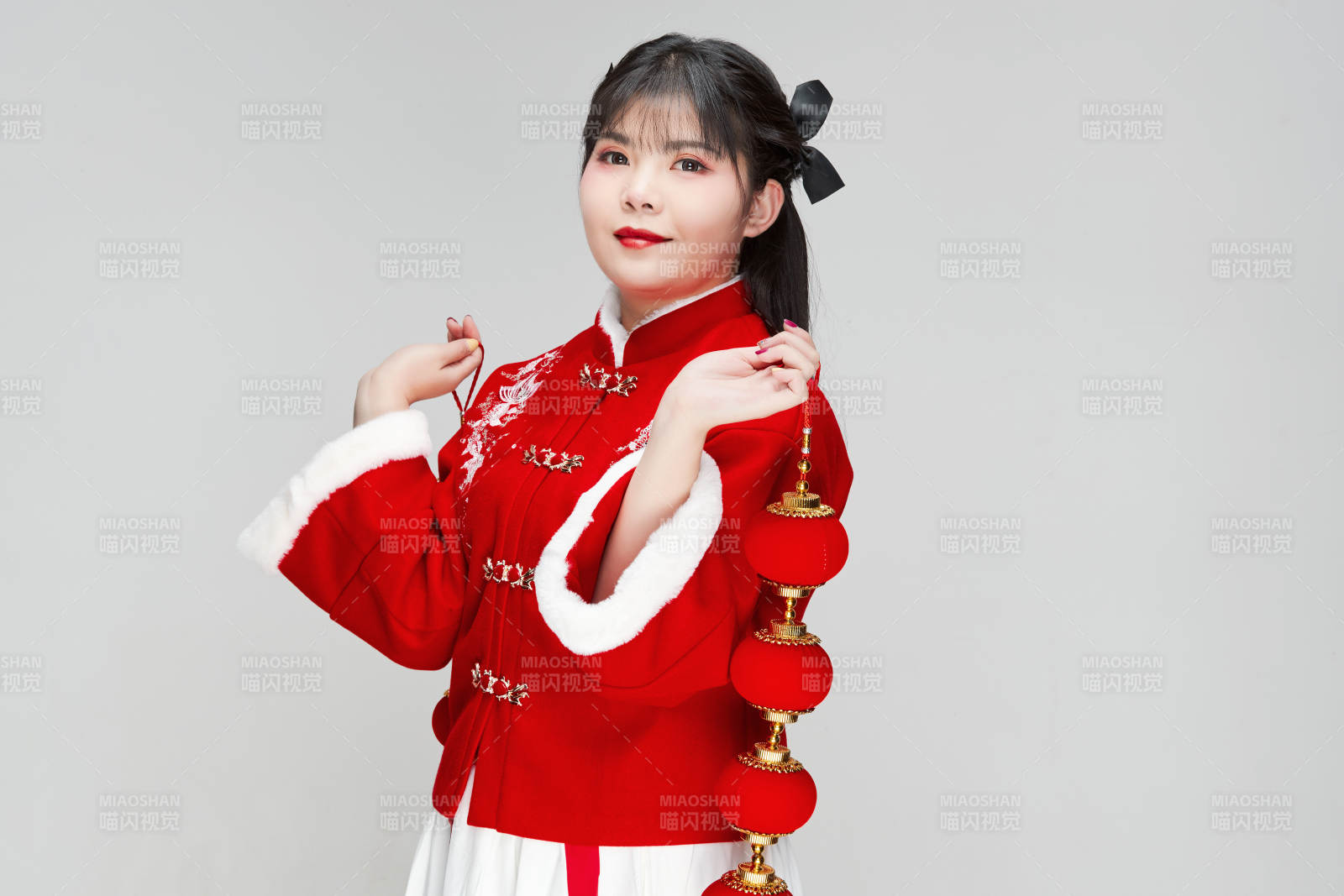 手提红灯笼身穿喜庆汉服的可爱少女图片