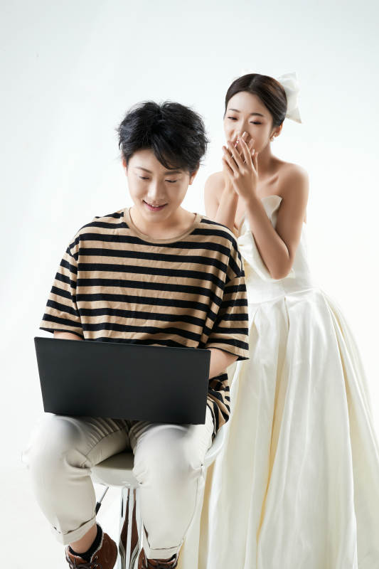 沉浸在网络恋爱世界的青年男女图片