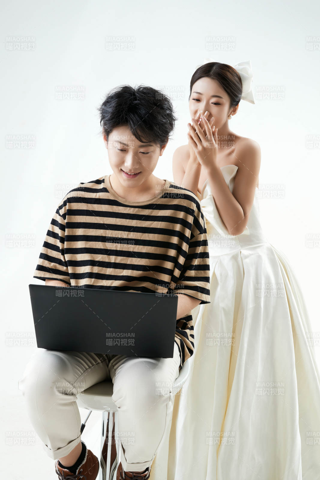 沉浸在网络恋爱世界的青年男女图片