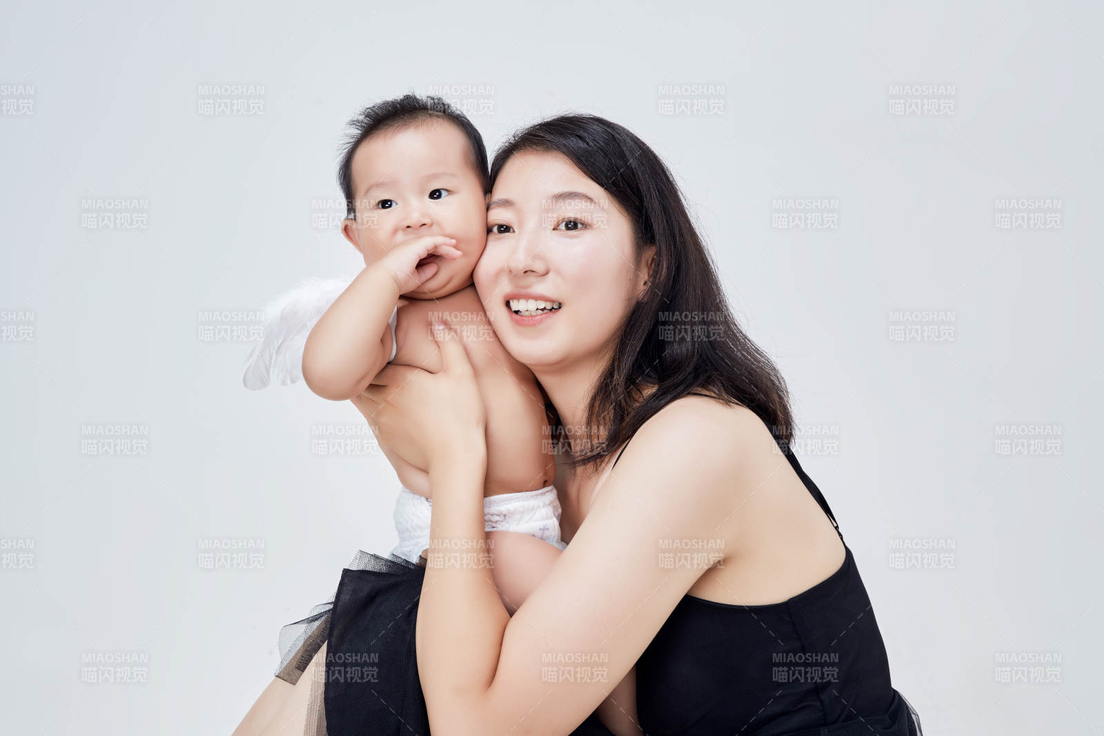 妈妈陪伴宝宝快乐的玩耍图片