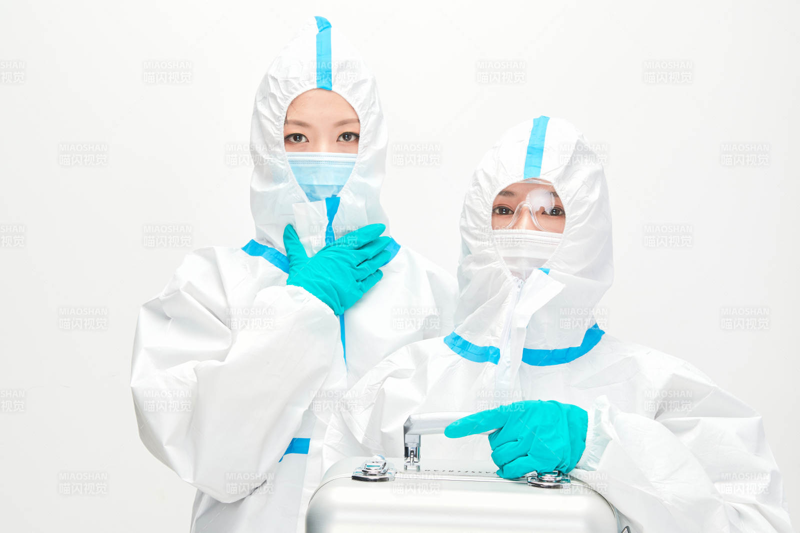 穿白色防护服佩戴护目镜口罩的防疫人员图片