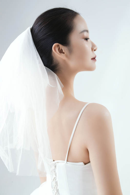 棚拍白色背景下的洁白婚纱新娘美妆图片