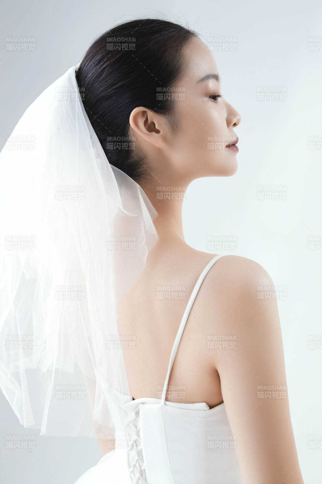 棚拍白色背景下的洁白婚纱新娘美妆图片