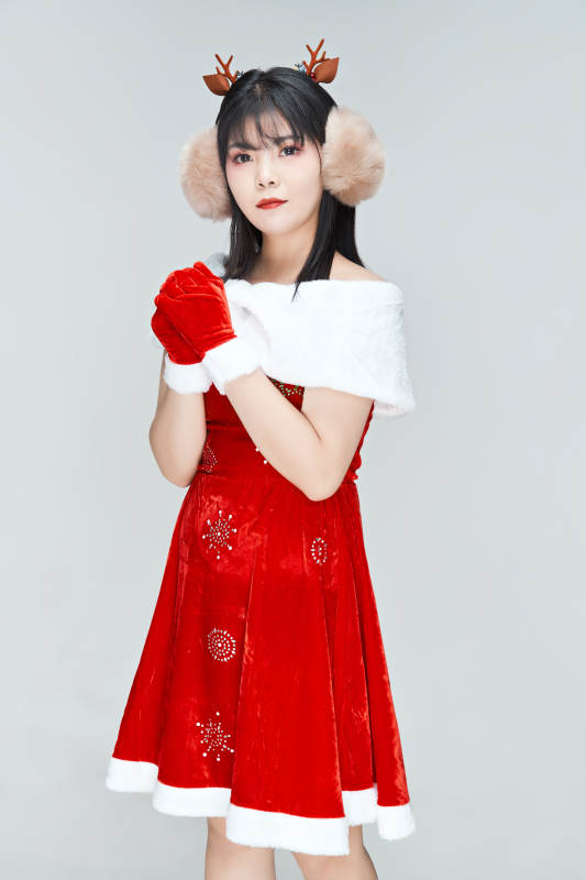 身穿圣诞服饰的性感可爱亚洲少女图片