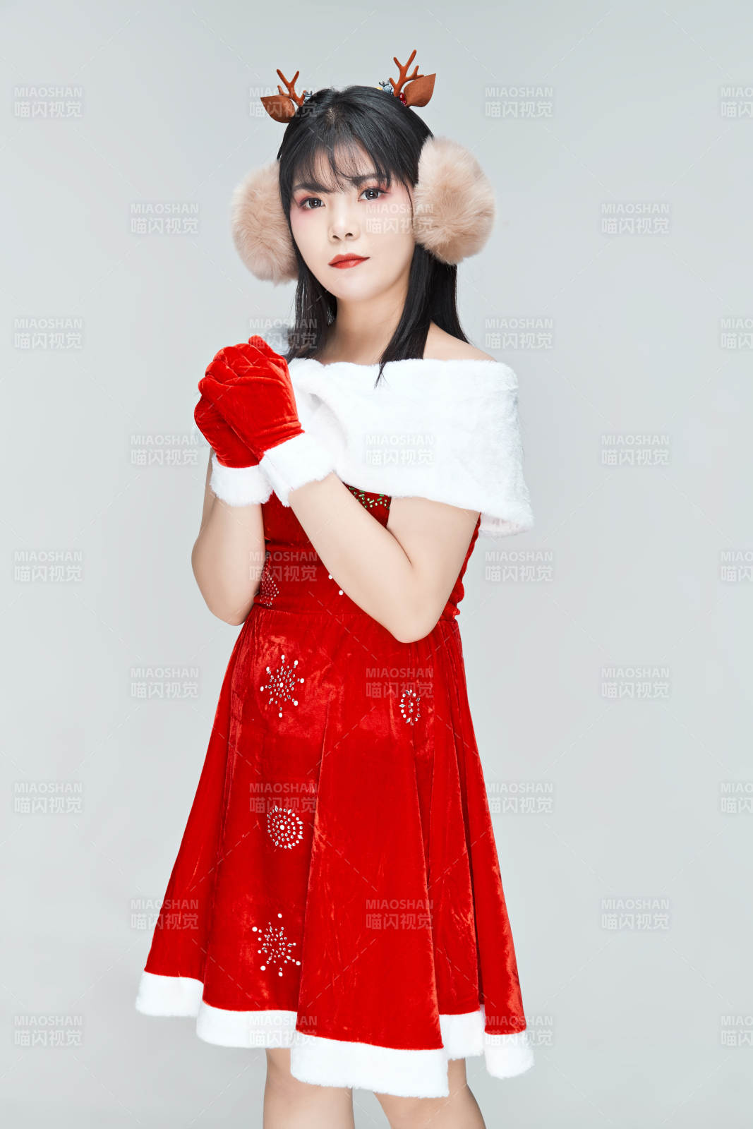 身穿圣诞服饰的性感可爱亚洲少女图片