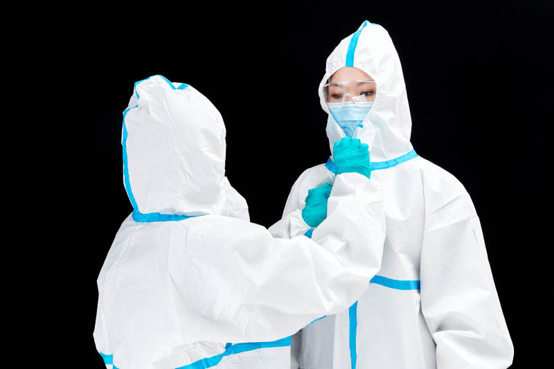 穿白色防护服佩戴护目镜口罩的防疫人员图片