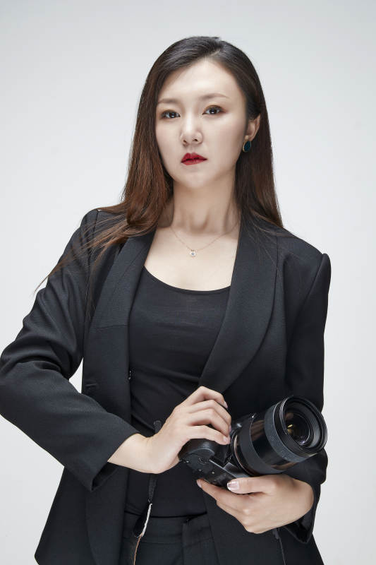 棚拍白色背景亚洲青年女性摄影师图片
