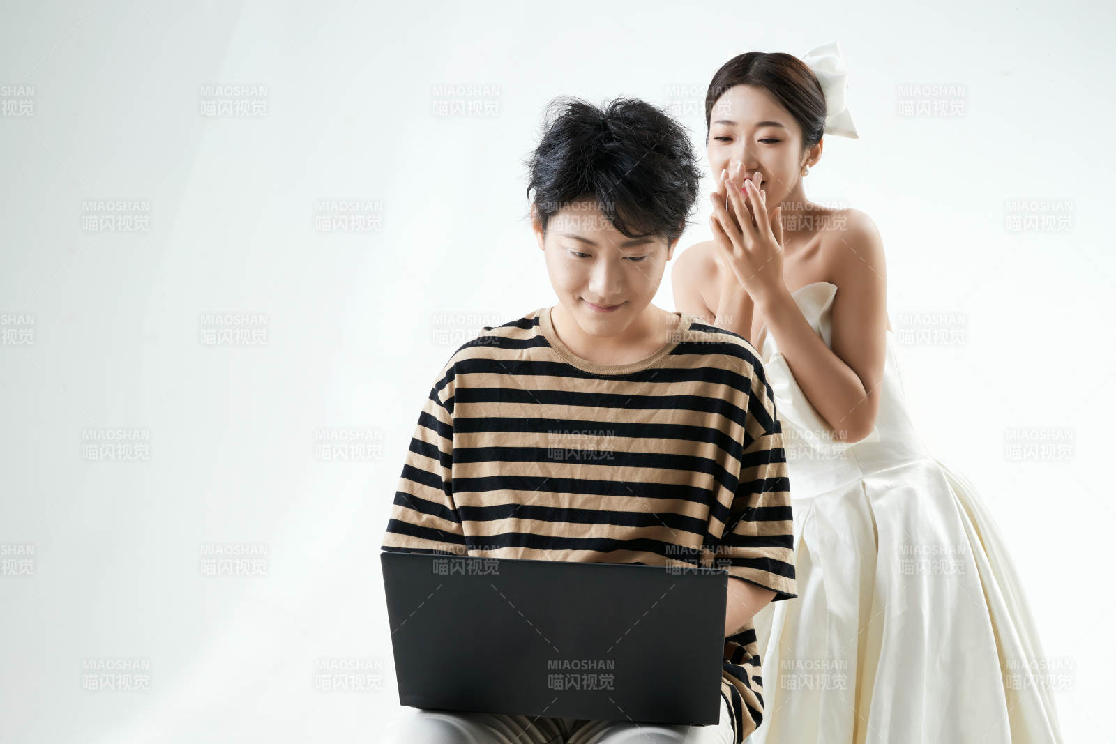 沉浸在网络恋爱世界的青年男女图片