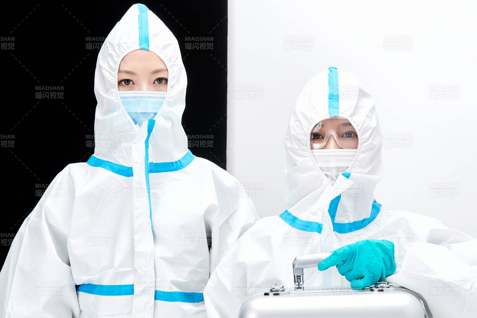 穿白色防护服佩戴护目镜口罩的防疫人员图片