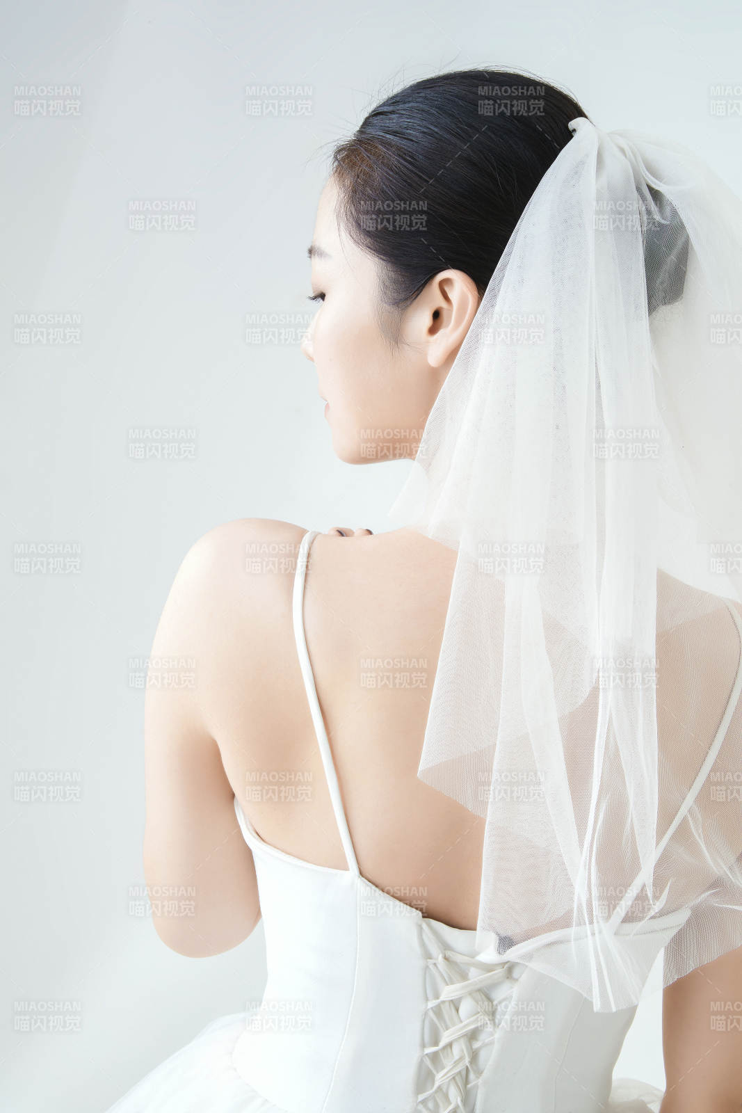 棚拍白色背景下的洁白婚纱新娘美妆图片