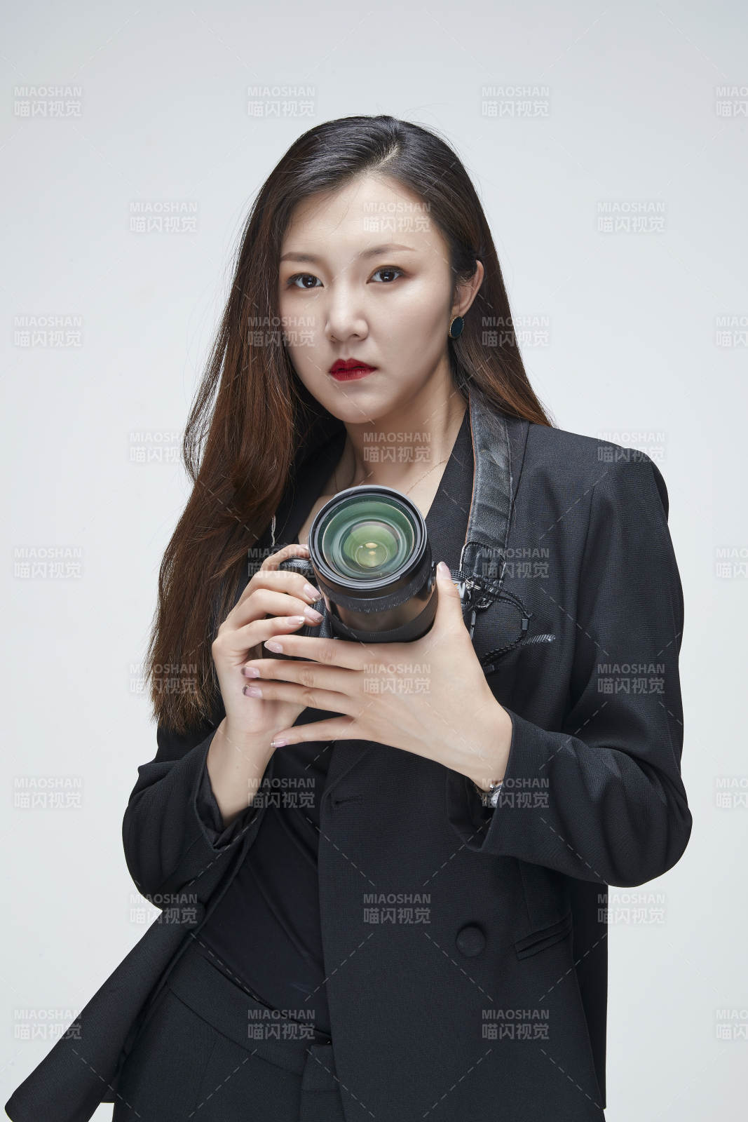 棚拍白色背景亚洲青年女性摄影师图片