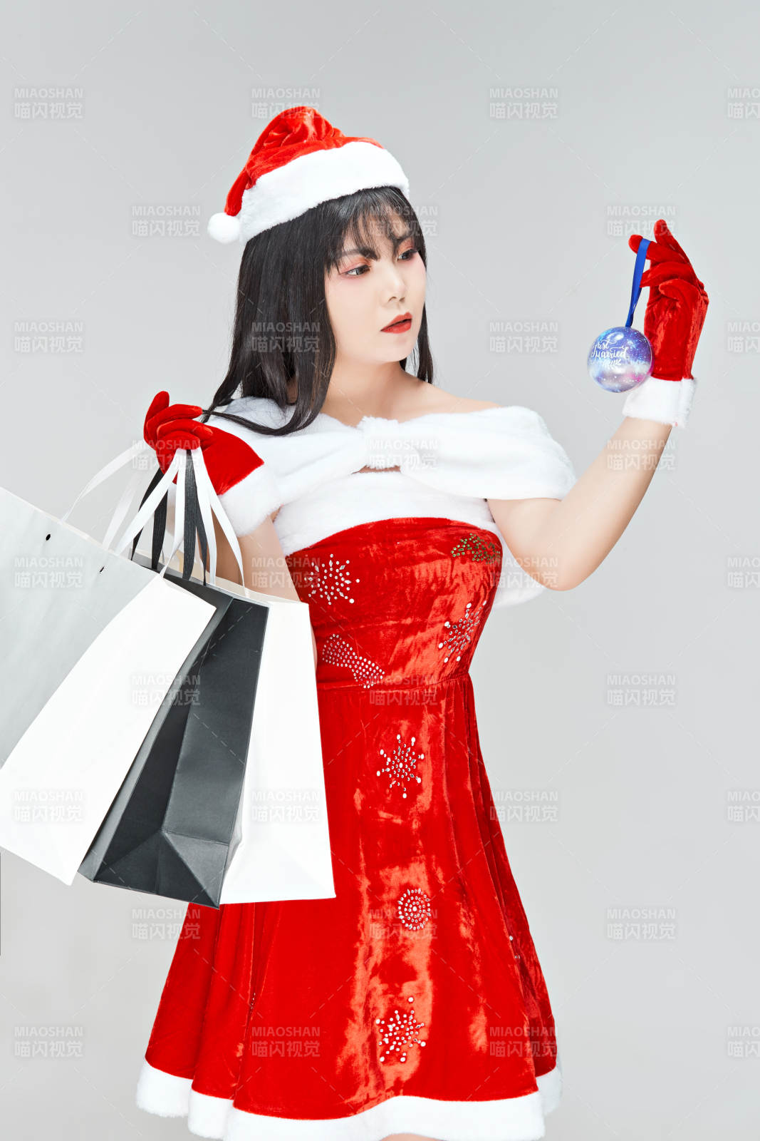 身穿圣诞服饰手提购物袋性感可爱的圣诞女郎图片