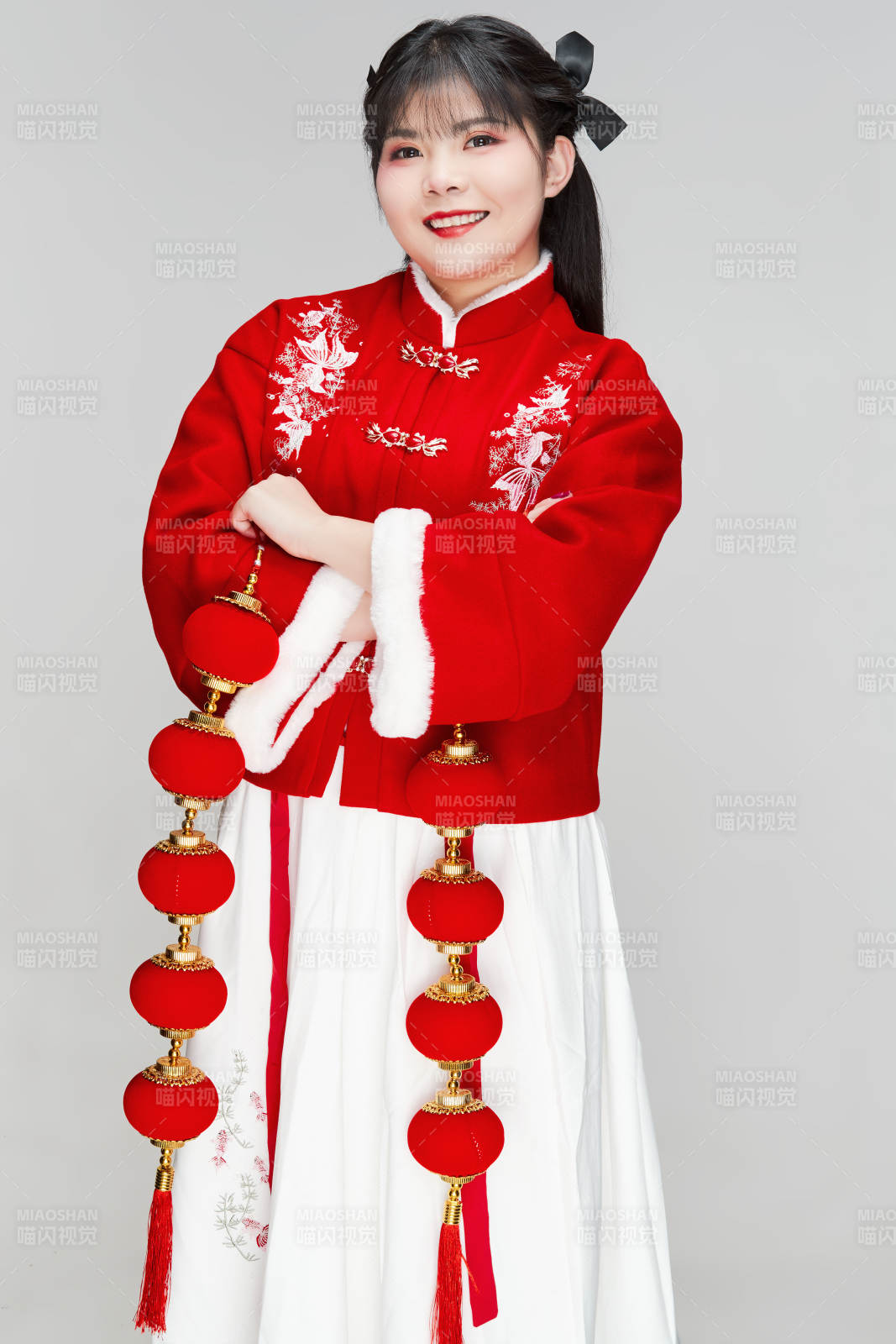手提红灯笼身穿喜庆汉服的可爱少女图片