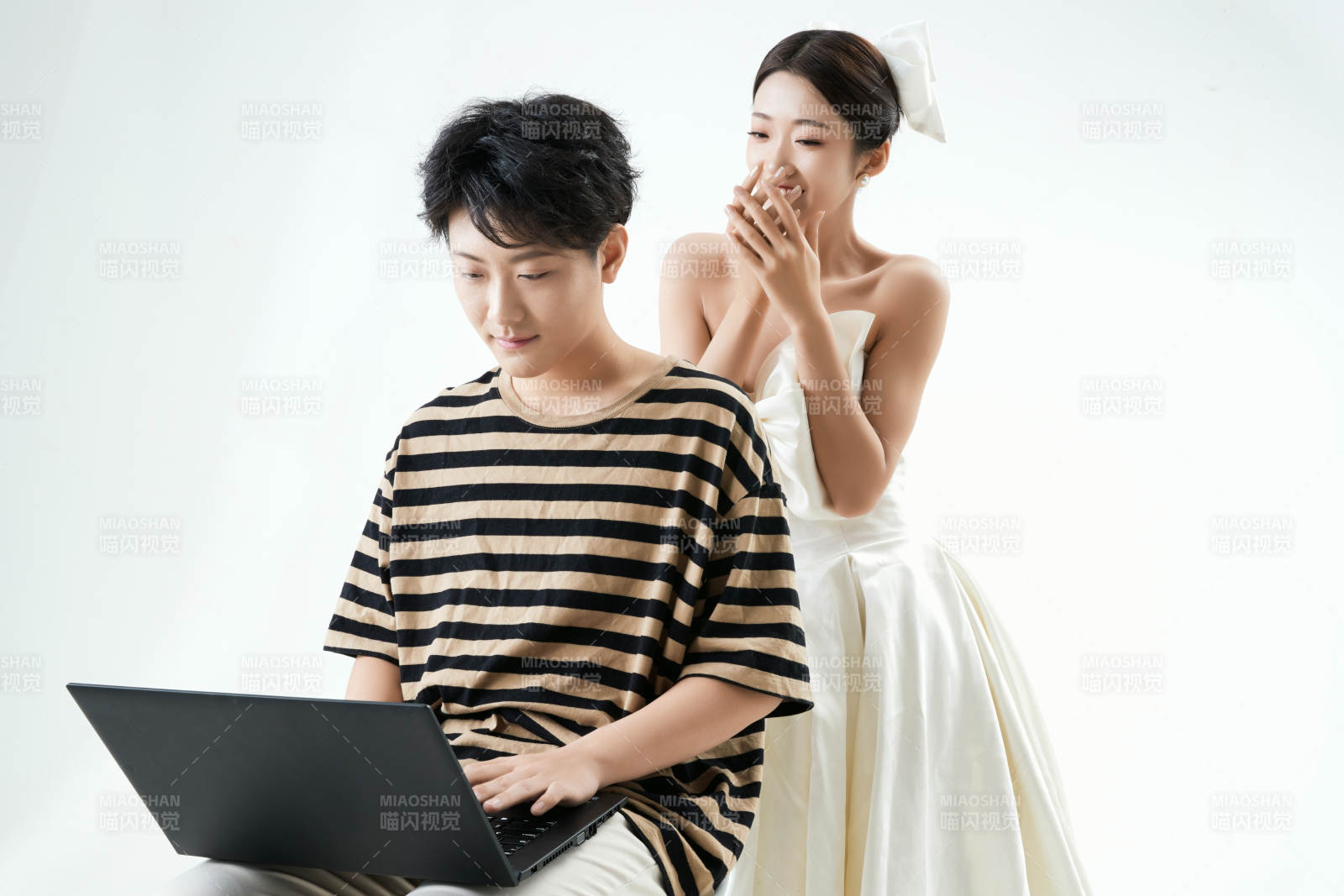 沉浸在网络恋爱世界的青年男女图片