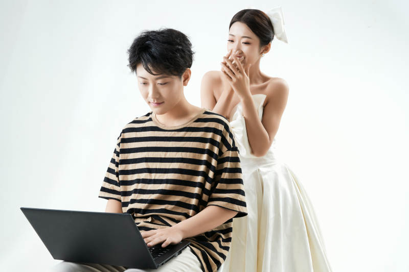 沉浸在网络恋爱世界的青年男女图片