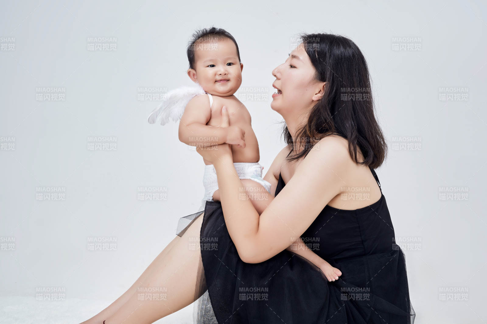 妈妈陪伴宝宝快乐的玩耍图片