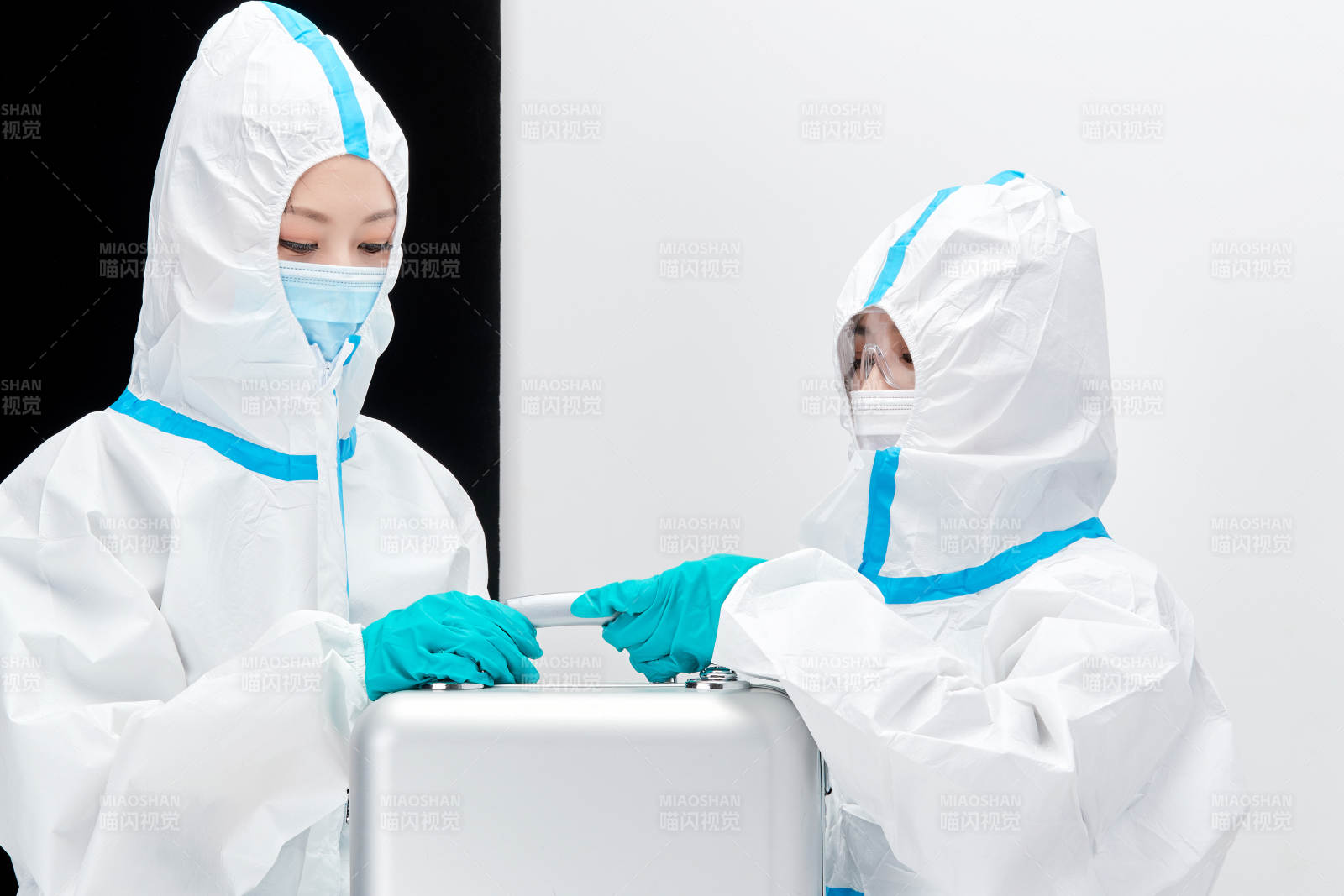 穿白色防护服佩戴护目镜口罩的防疫人员图片