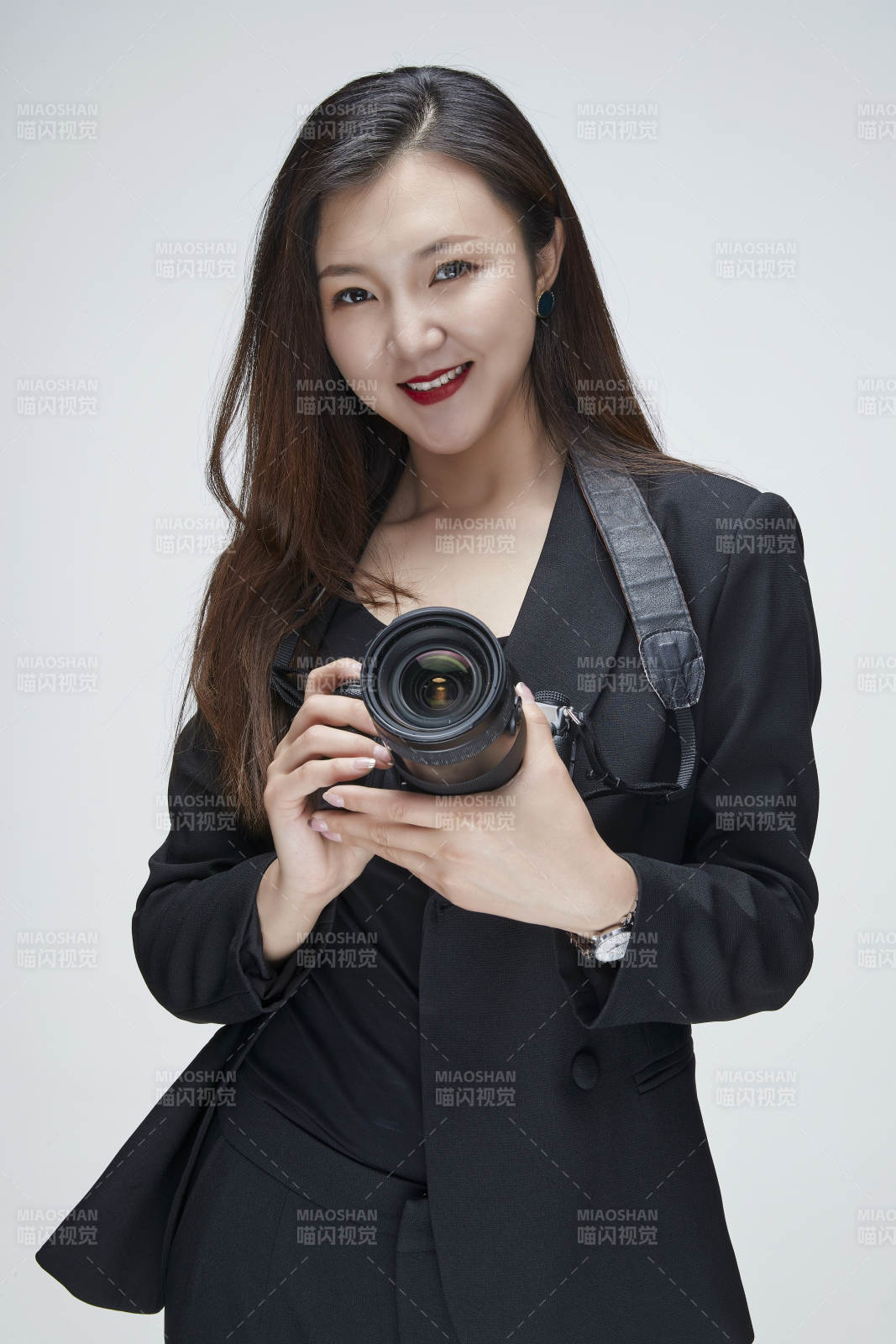 棚拍白色背景亚洲青年女性摄影师图片