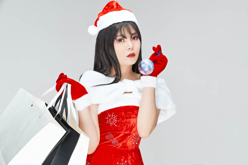 身穿圣诞服饰手提购物袋性感可爱的圣诞女郎图片