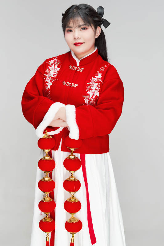 手提红灯笼身穿喜庆汉服的可爱少女图片