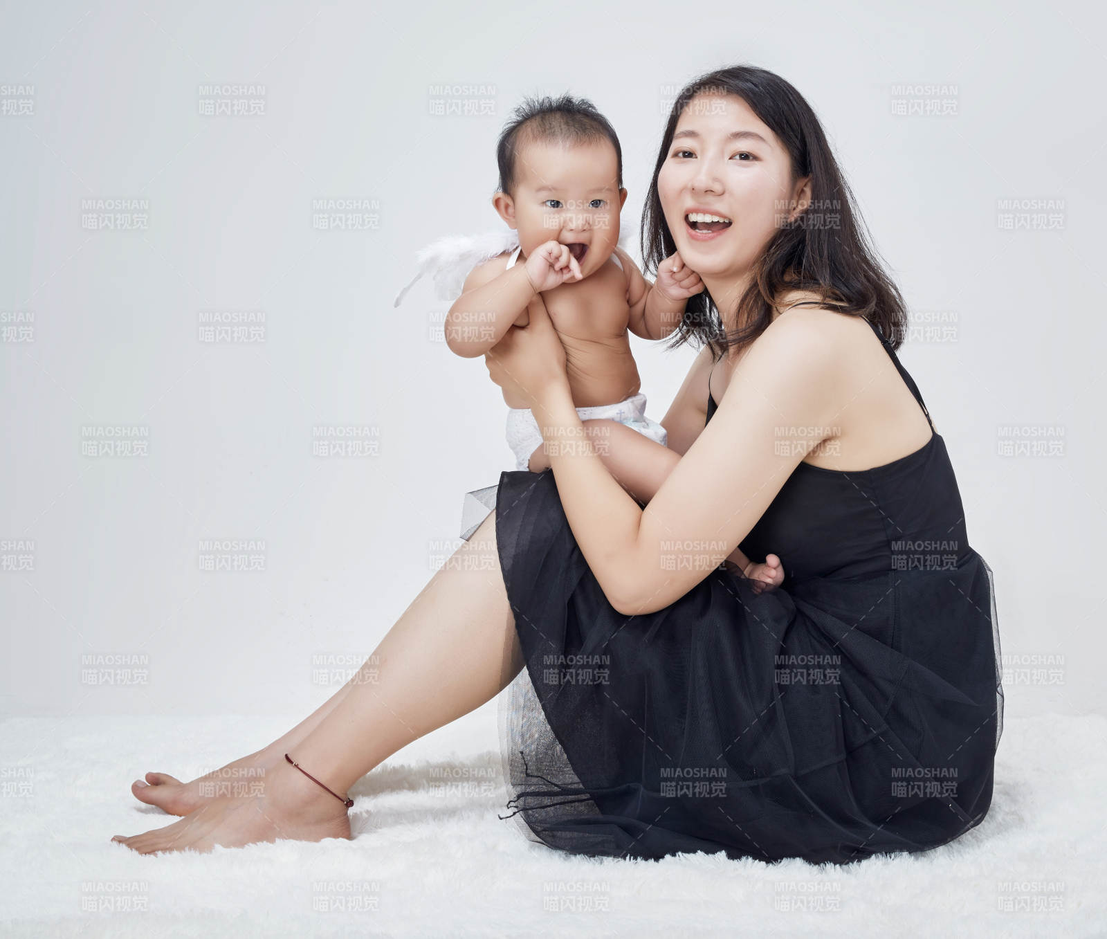 妈妈陪伴宝宝快乐的玩耍图片