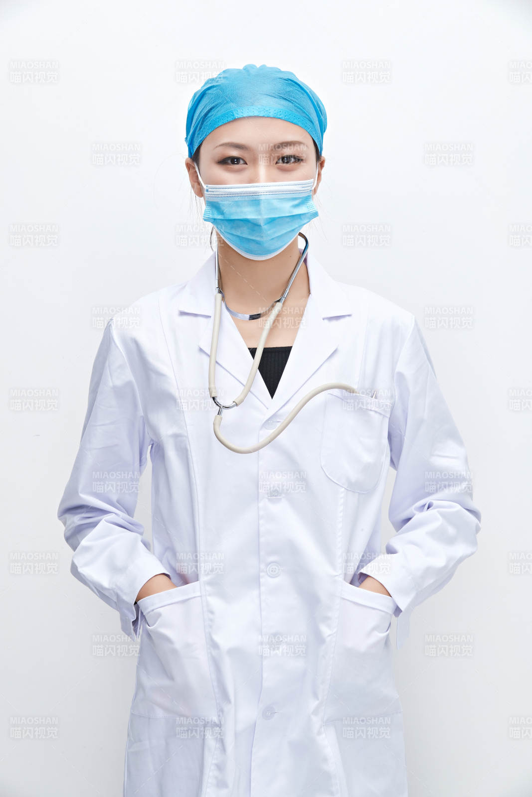 专业的医护人员提示口罩佩戴的重要性图片