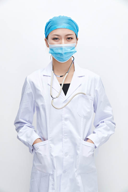 专业的医护人员提示口罩佩戴的重要性图片