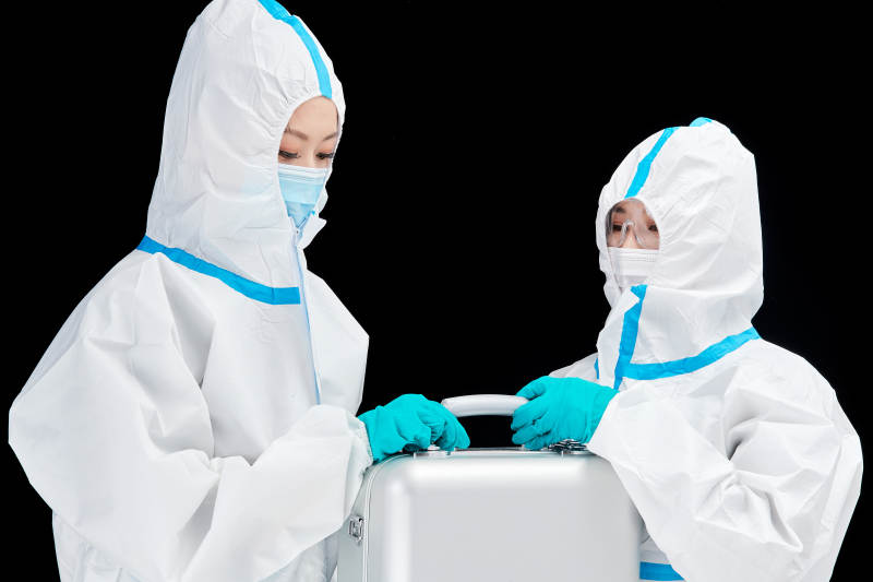 穿白色防护服佩戴护目镜口罩的防疫人员图片