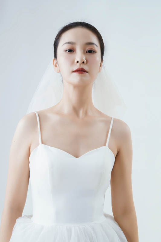 棚拍白色背景下的洁白婚纱新娘美妆图片