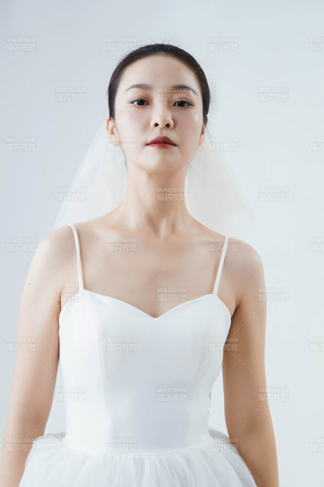 棚拍白色背景下的洁白婚纱新娘美妆图片