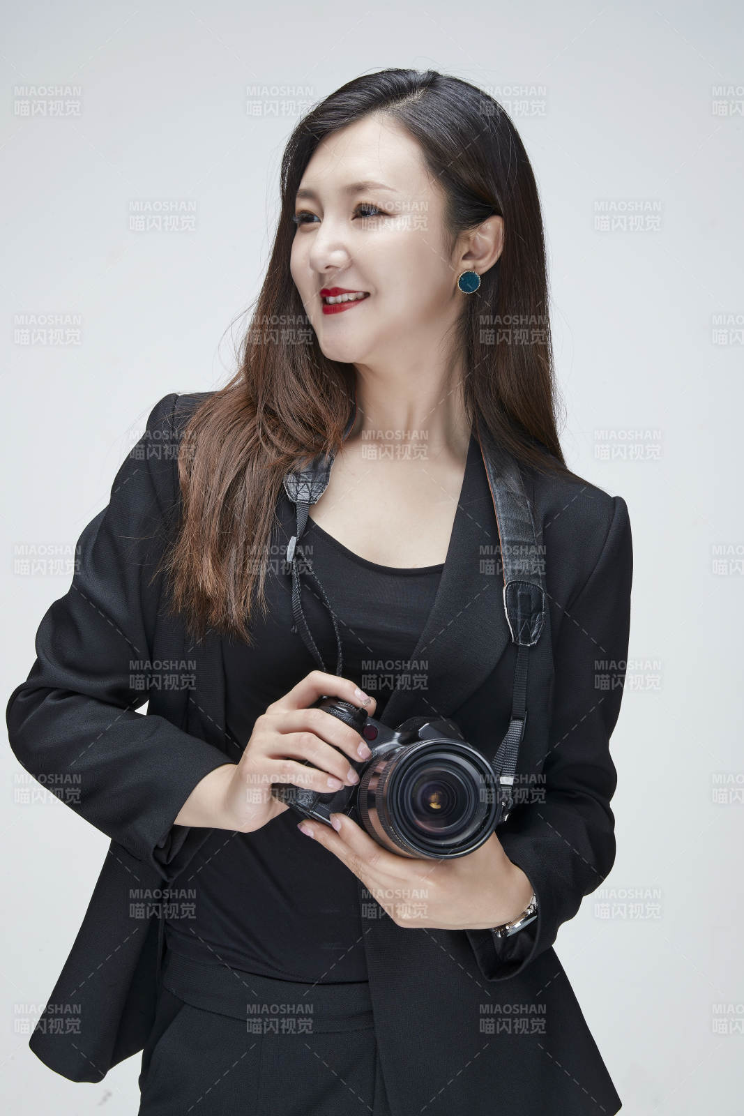 棚拍白色背景亚洲青年女性摄影师图片