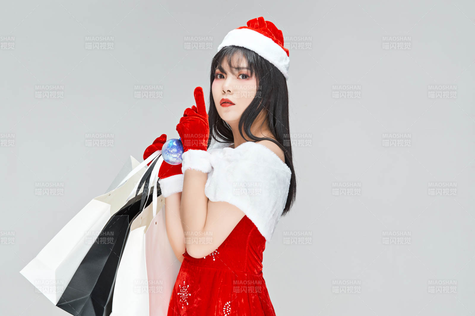 身穿圣诞服饰手提购物袋性感可爱的圣诞女郎图片