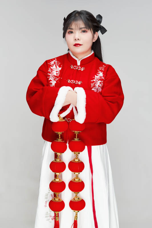 手提红灯笼身穿喜庆汉服的可爱少女图片